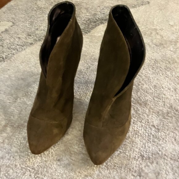 Express olive green suede open front booties. 4” heel - Picture 2 of 7